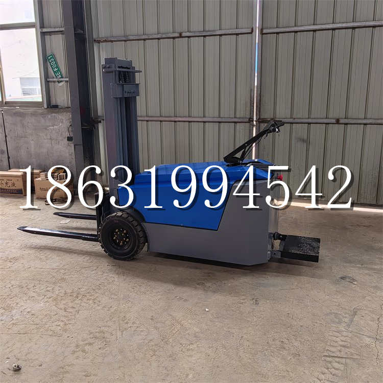 珲春市全电动叉车插腿式堆高车液压装卸车1.5吨升高小型站驾式铲车